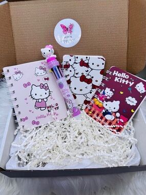 Hello Kitty Mini Spiral
Notebooks with pen